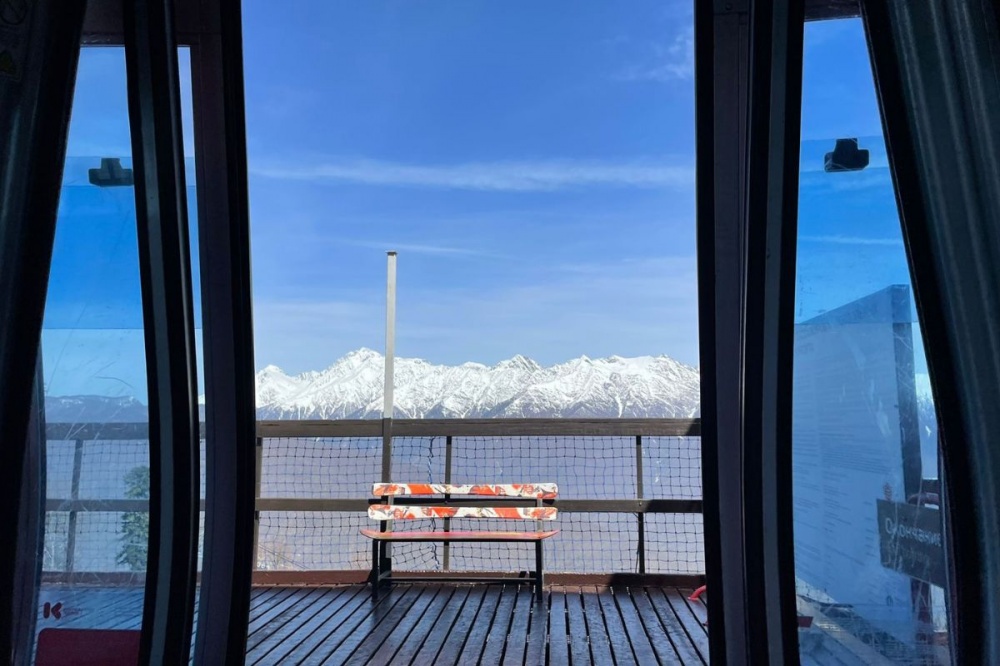 Подъемник закрыли на горнолыжном курорте Сочи из-за туристов