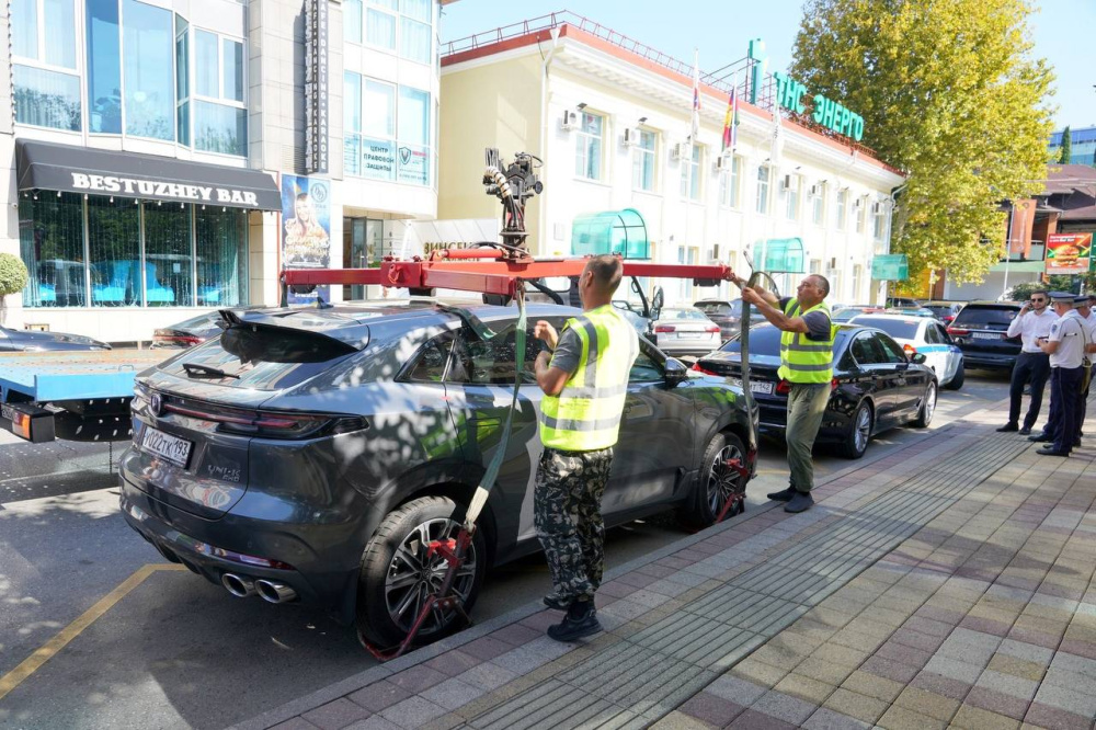 Свыше тысячи авто и мопедов эвакуировали на штрафстоянку в Сочи за лето