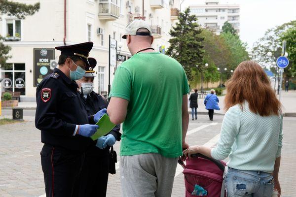 Полицейские Краснодара проводят профилактику семейного насилия в период карантина