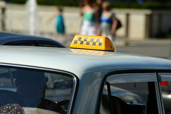 Водитель такси в Краснодаре похитил со служебной карты 96 тыс. рублей
