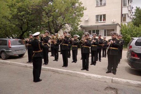 Оркестр военно-морской базы устроил концерт для ветеранов в Новороссийске