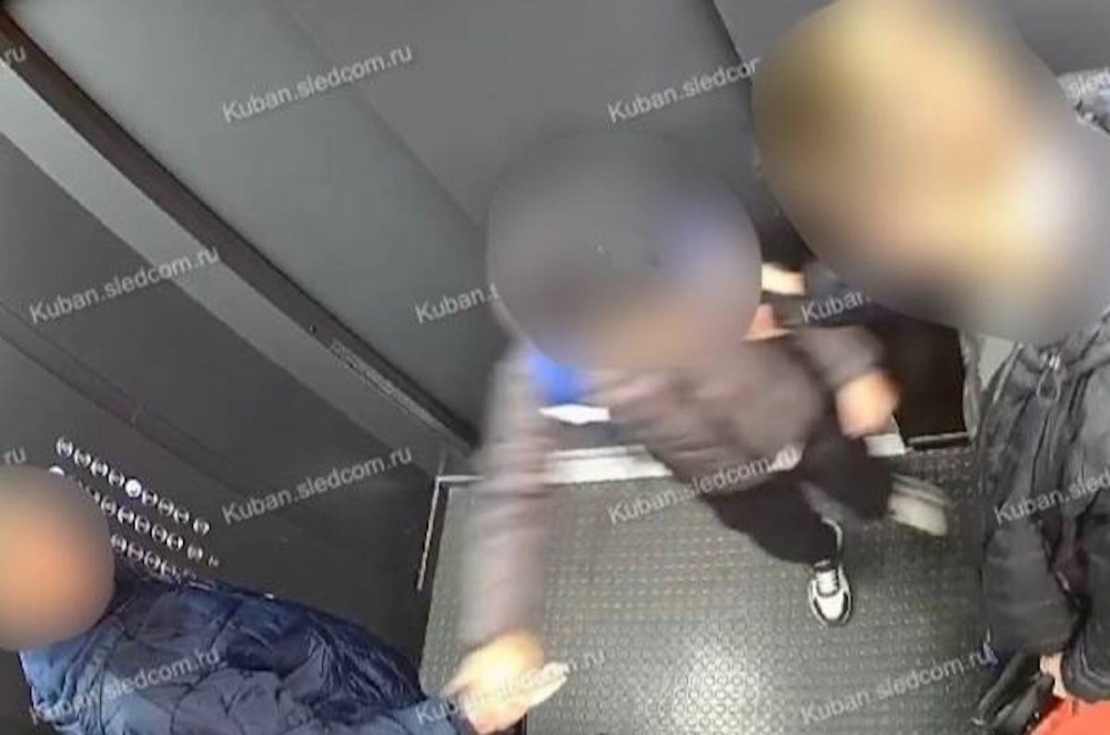 Мужчина грубо толкнул ребенка-аутиста в лифте дома в Новороссийске