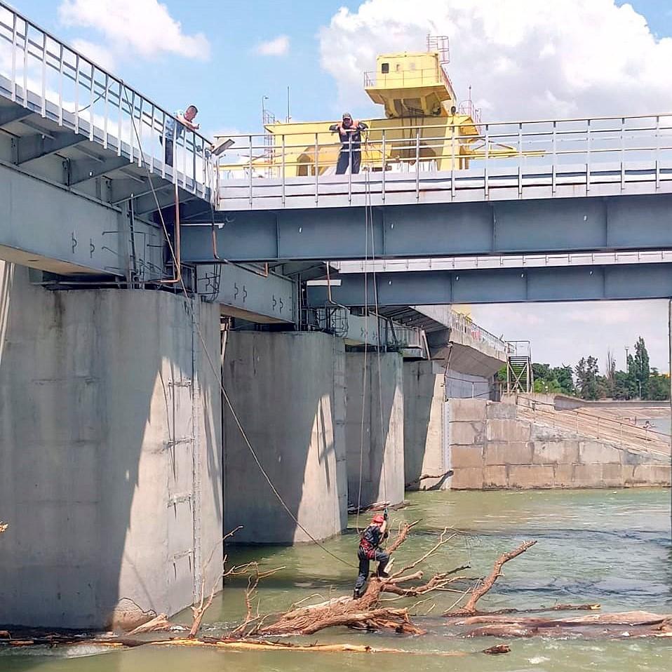 Специалисты очистили гидротехнические затворы Краснодарского водохранилища