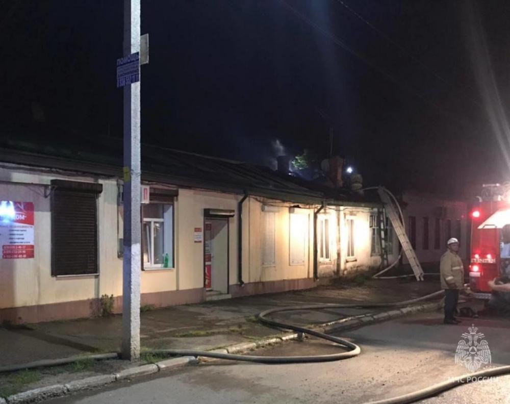 Трех человек спасли из горящего дома в Лабинском районе