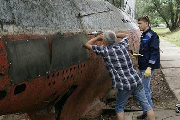 Жители Краснодара своими силами ремонтируют подводную лодку на Затоне