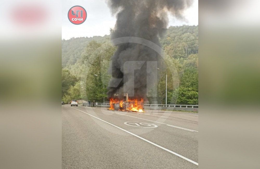 В Сочи снова загорелся на ходу пассажирский автобус