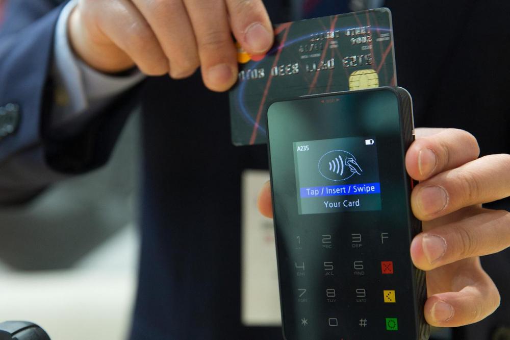 Владельцы смартфонов вернулись к банковским картам из-за отключения Apple и Google Pay