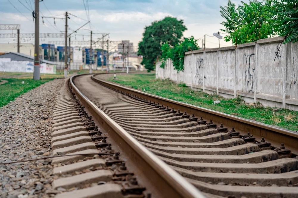 Грузовой поезд протаранил легковушку в Краснодаре, водитель погиб