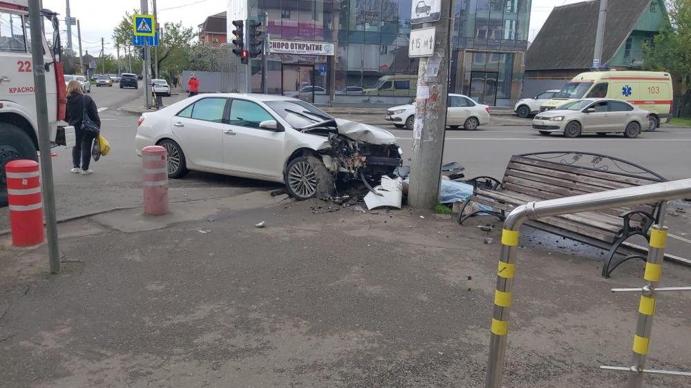 В Краснодаре иномарка после ДТП вылетела на тротуар и насмерть сбила пешехода