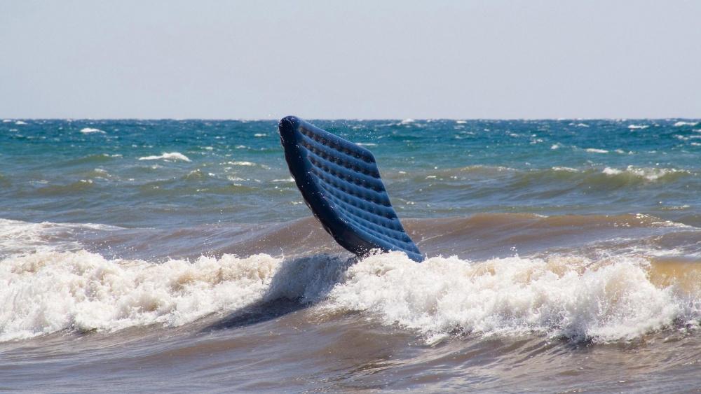 В Анапе запретили купание в море с надувными матрасами и кругами
