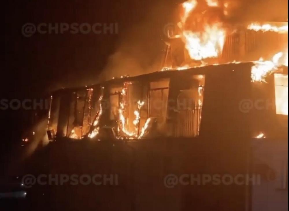 Десять квартир сгорели в результате ночного пожара в Сочи
