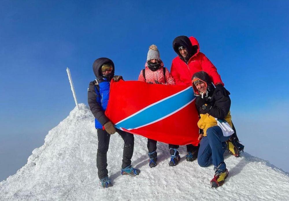 Кубанские альпинисты установили флаг Туапсе на горе Арарат