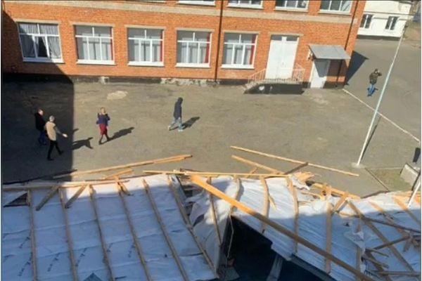 Сильный ветер сорвал половину крыши со здания школы на Тамани