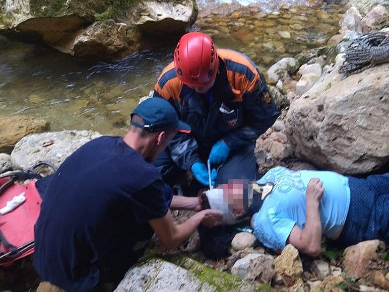 В Мезмае спасатели помогли женщине, сорвавшейся с обрыва
