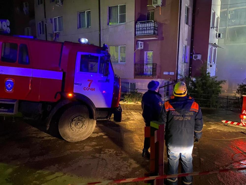 Пожарные три часа тушили огонь в сочинской многоэтажке