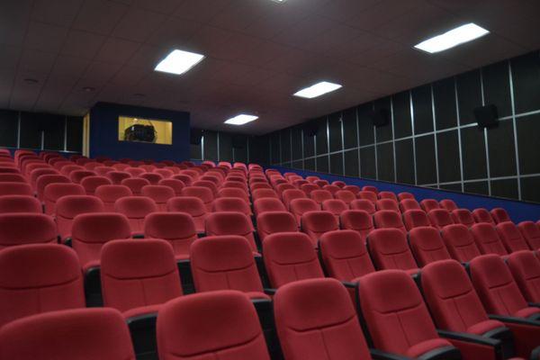 Посетителей кинотеатров, нарушающих социальную дистанцию, не будут наказывать в России