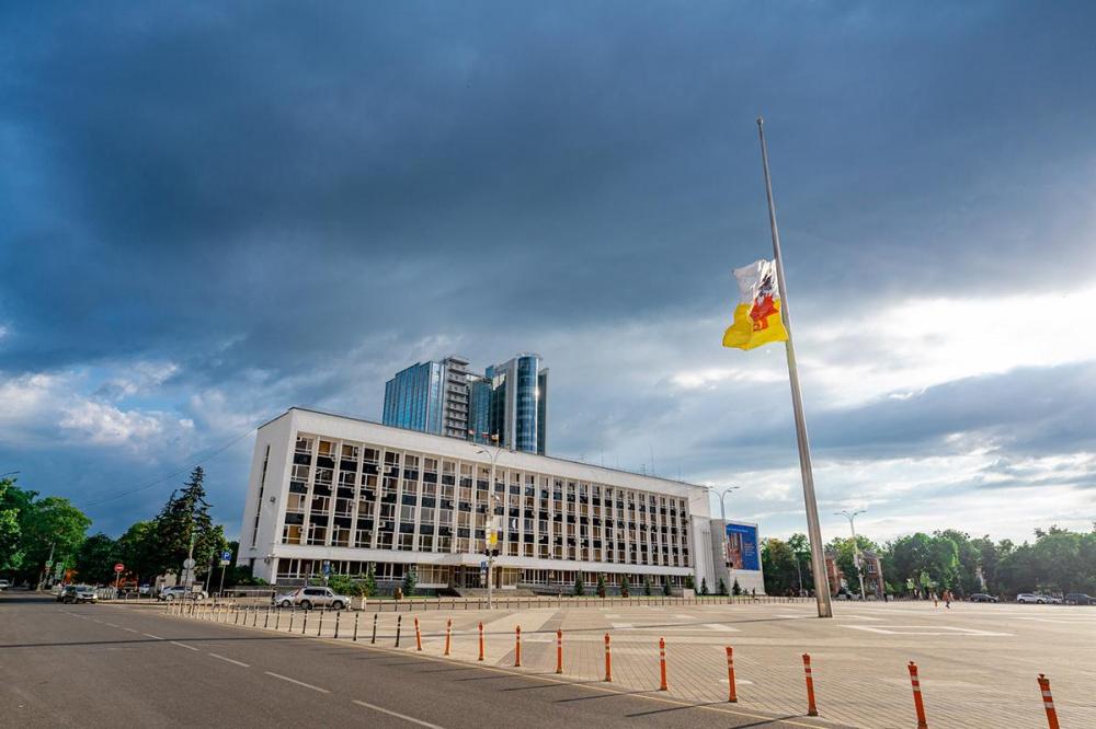 Краснодарцев просят помочь с вышивкой имен на Знамени героев