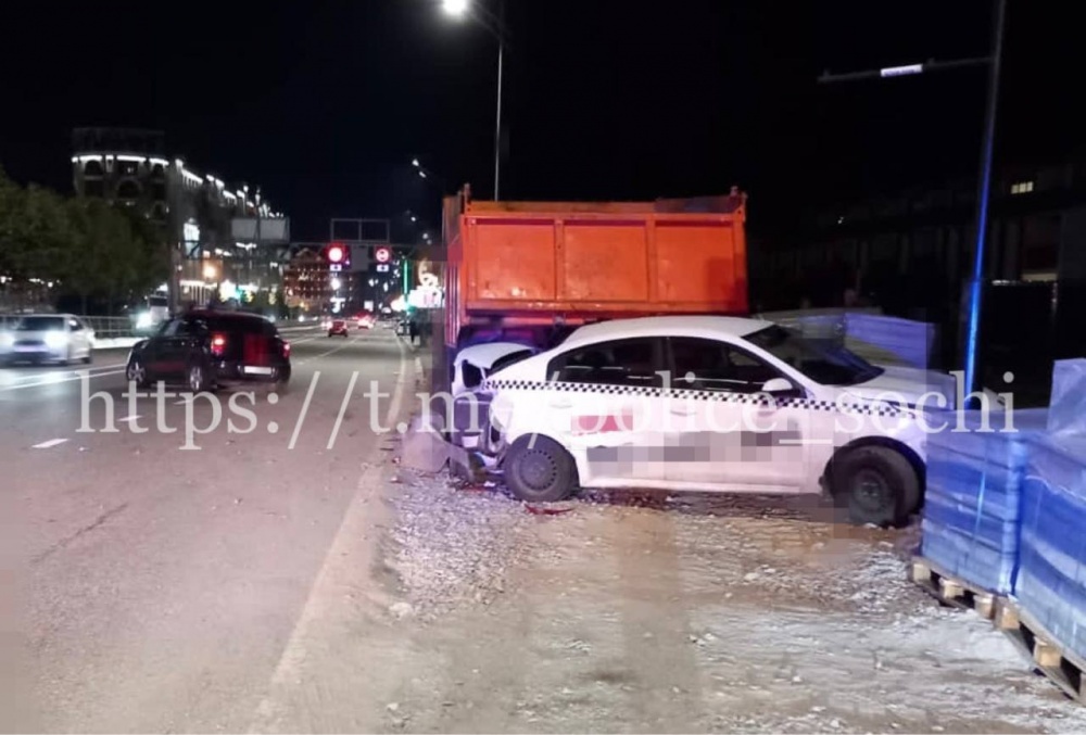 Такси залетело под Камаз: в Сочи произошло массовое ДТП