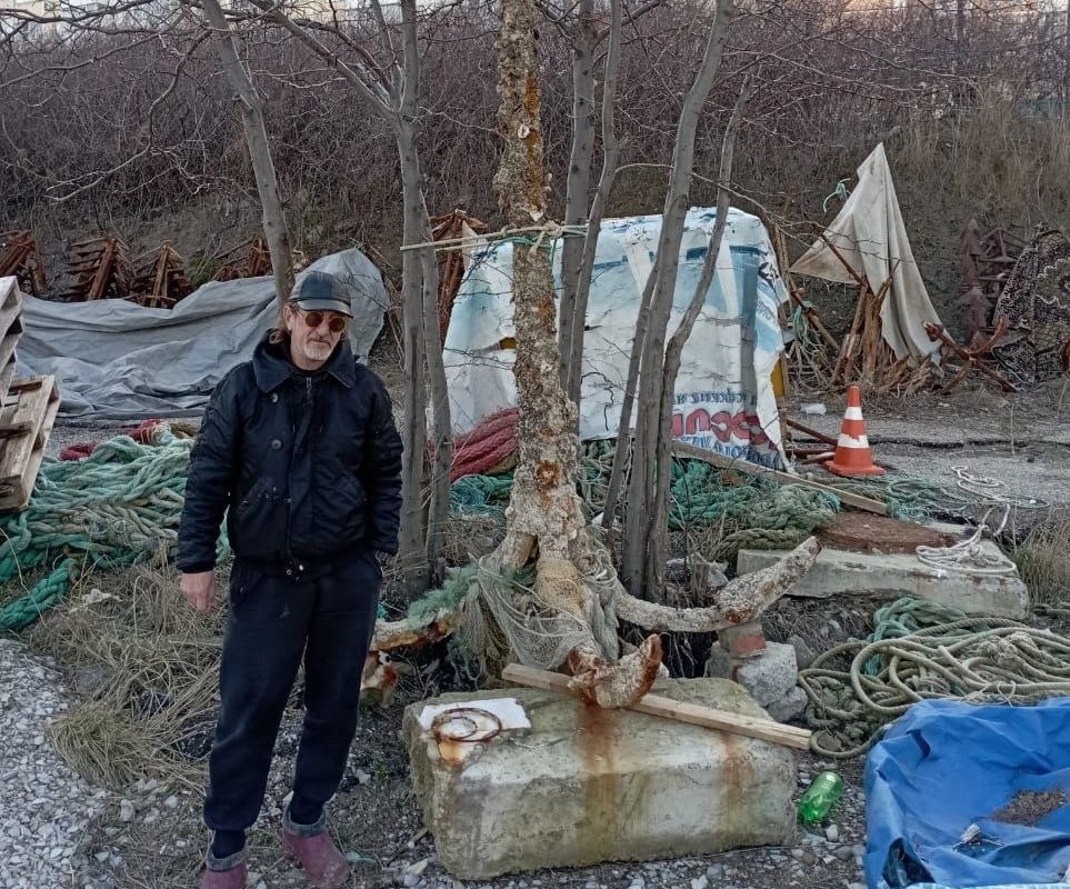 Рыбаки подняли старинный четырехметровый якорь у берегов Новороссийска