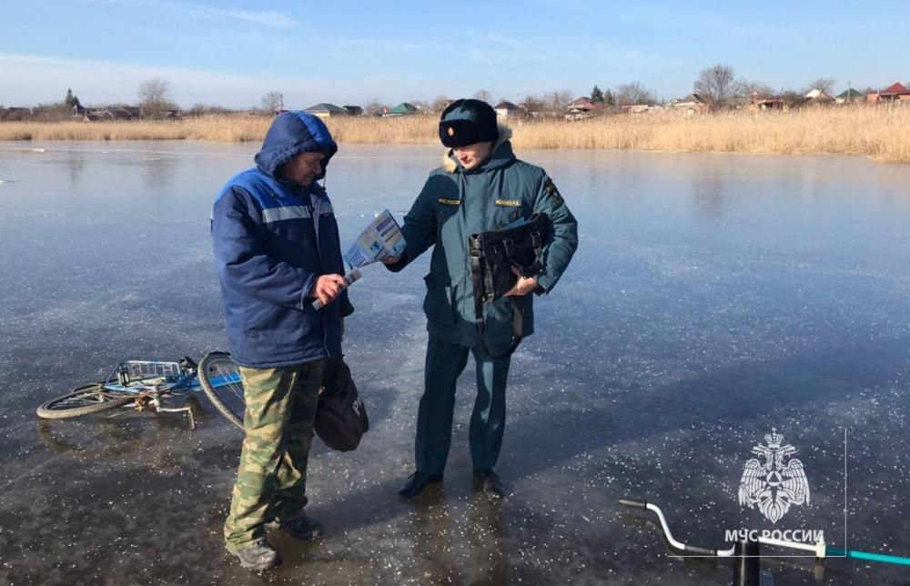 МЧС проверяет лед на Кубани 