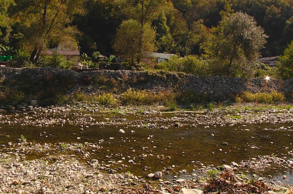 Русло реки Цусхвадж расчистили в сочинском поселке Солоники