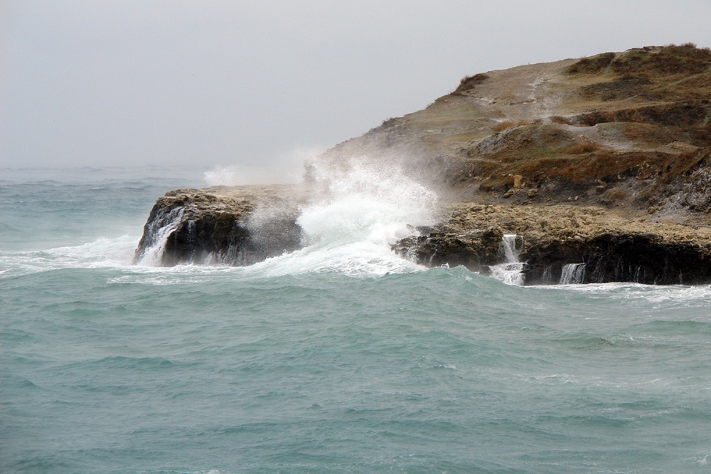 Штормовое предупреждение объявили на Кубани из-за 8-метровых волн на Черном море