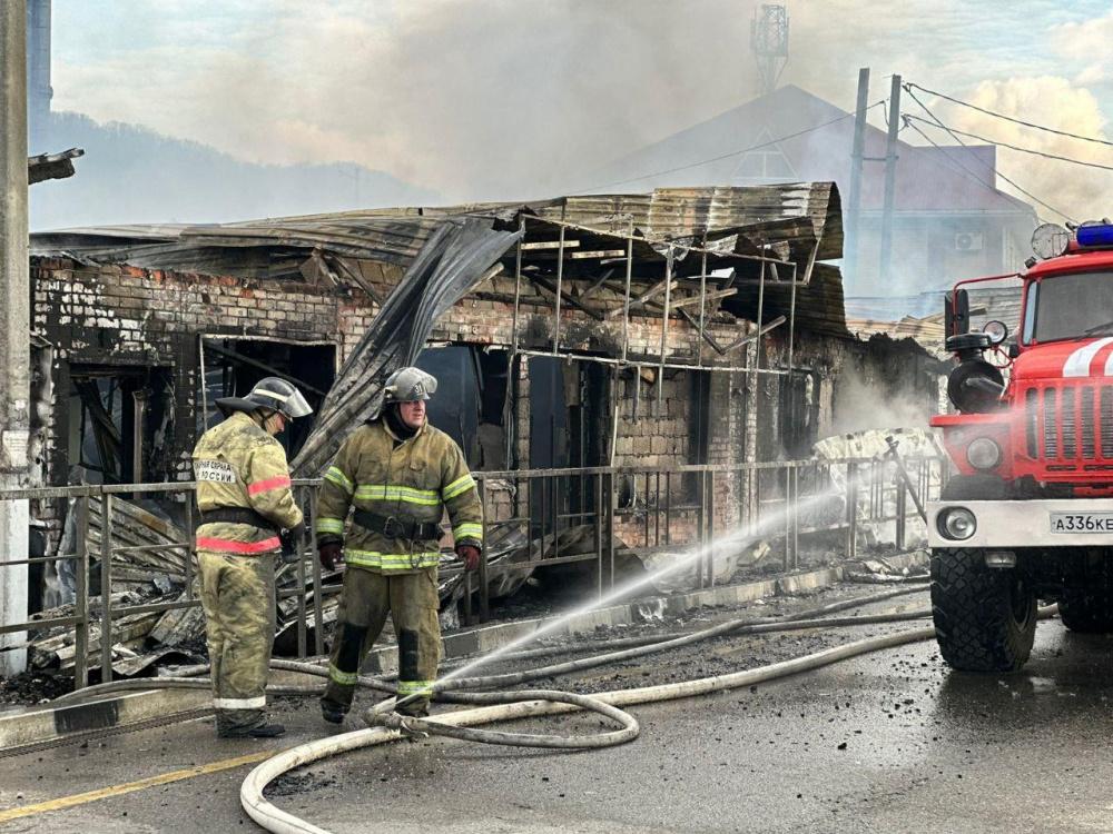 Торговые павильоны сгорели в Крымском районе
