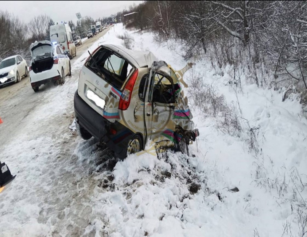 Под Белореченском в жесткой аварии погиб 18-летний пассажир легковушки и еще трое пострадали