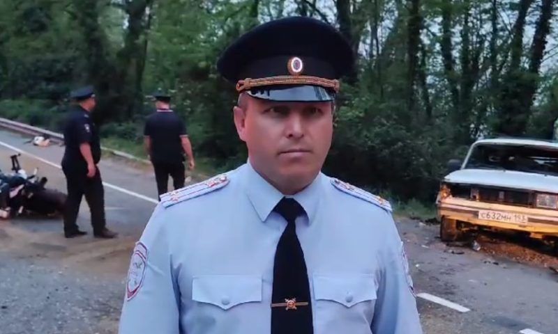 В Сочи маневр легковушки стал роковым для мотоциклиста 