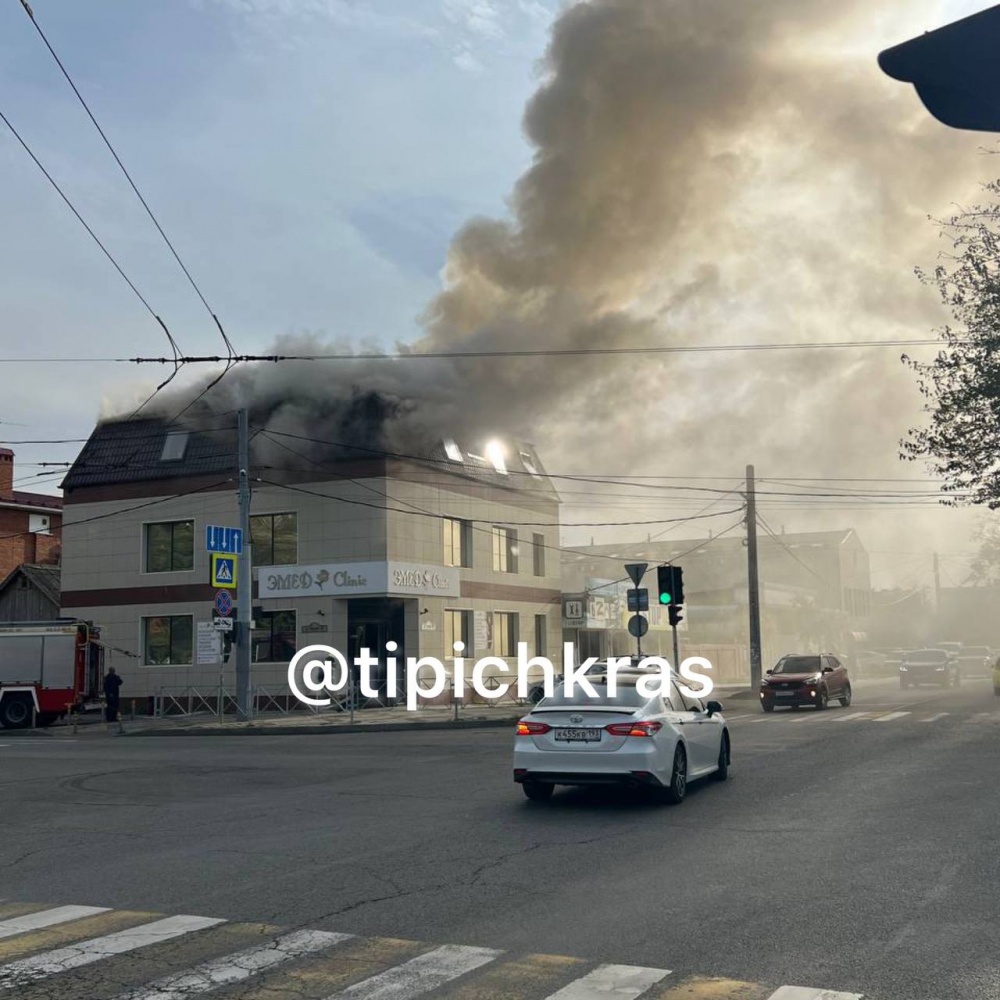 В Краснодаре потушили огонь на мансардном этаже офисного здания