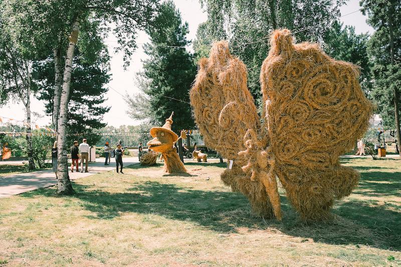 Художники России построили парк соломенных фигур при помощи нейросети