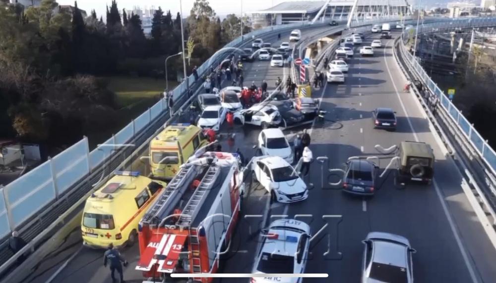 Движение по федеральной трассе перекрыто из-за массовой аварии в Сочи