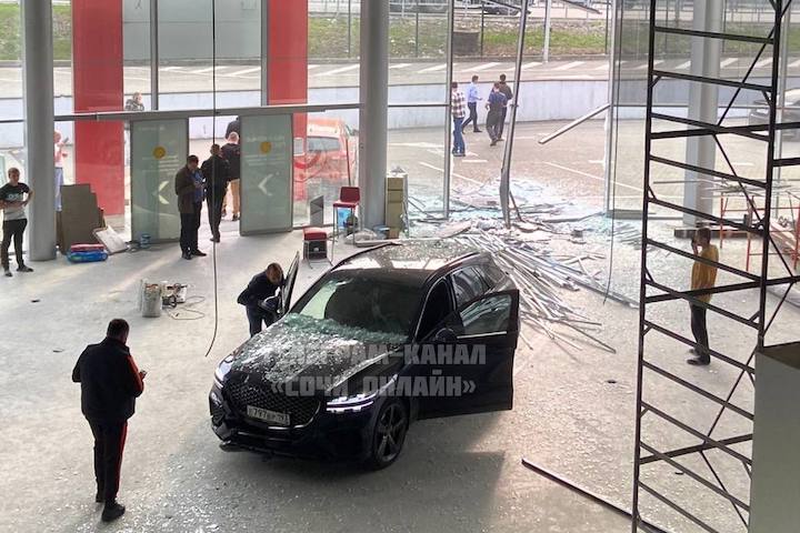 Стены — не преграда: Genesis влетел в автосалон Toyota в Сочи
