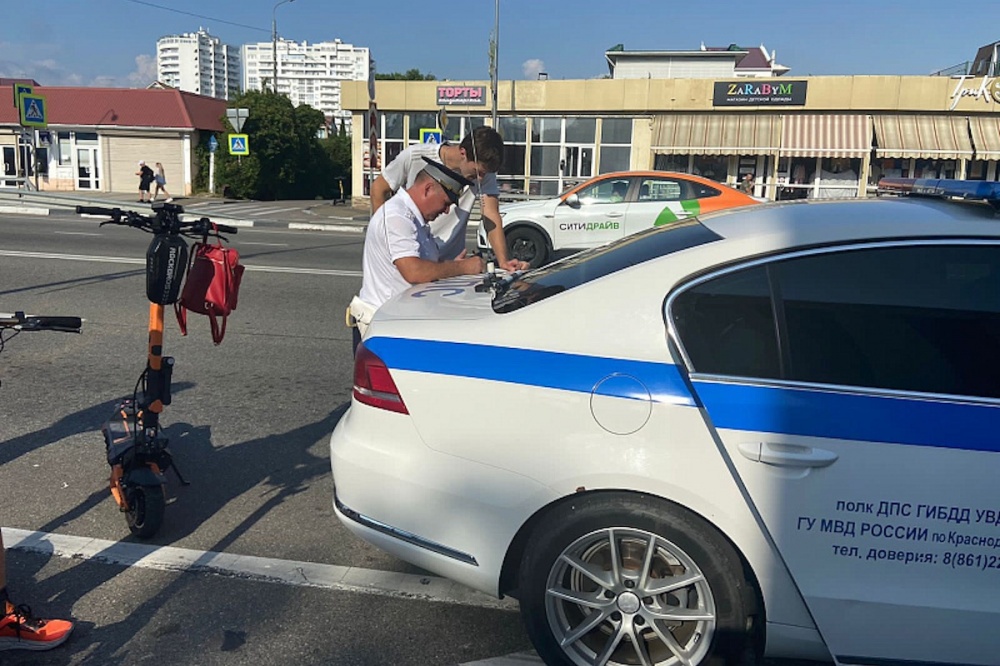 Двенадцать самокатчиков попались на нарушении ПДД в Сочи