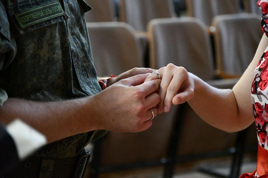Мобилизация свадеб: на Кубани заключают браки в пункте подготовки мобилизованных 