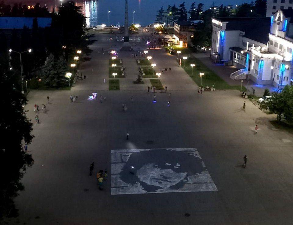 На площади в Туапсе нарисовали огромный портрет Виктора Цоя