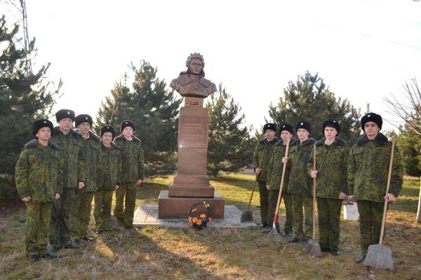 Кадеты благоустроили территорию у памятника герою войны