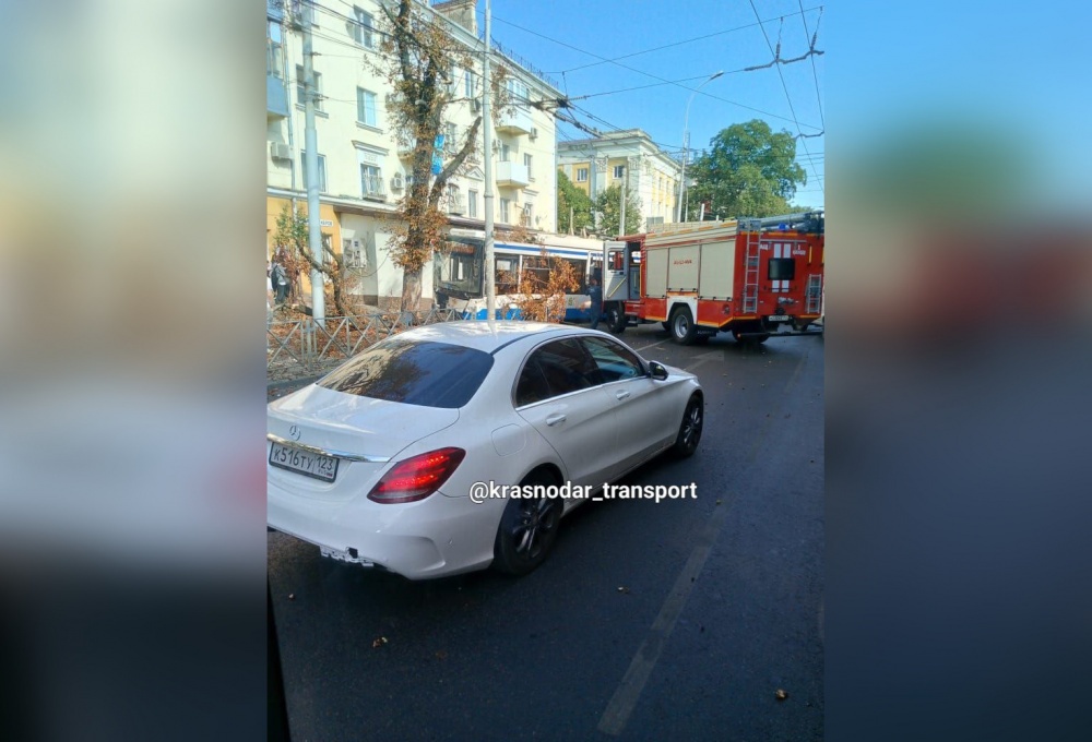 В Краснодаре троллейбус едва не протаранил пожарную машину