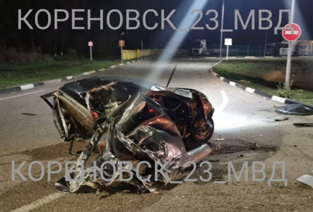 В Кореновске водитель легковушки врезался в столб