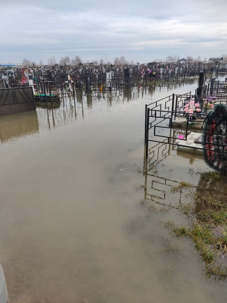 Вторую неделю продолжается откачка воды с кладбища в пригороде Краснодара