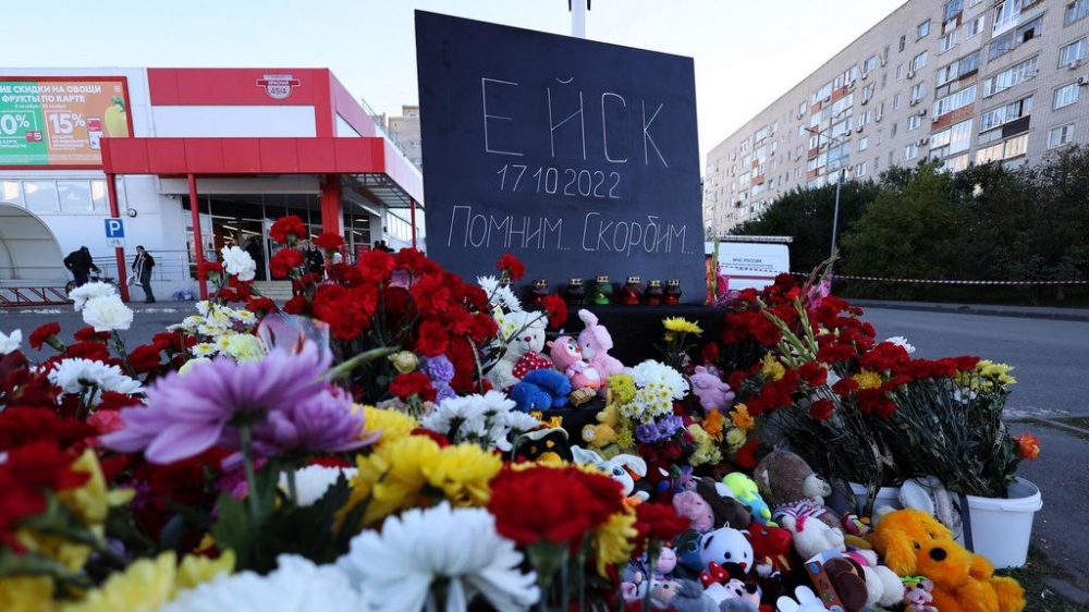 Цветы несут к мемориалу по погибшим от упавшего самолета на дом в Ейске 