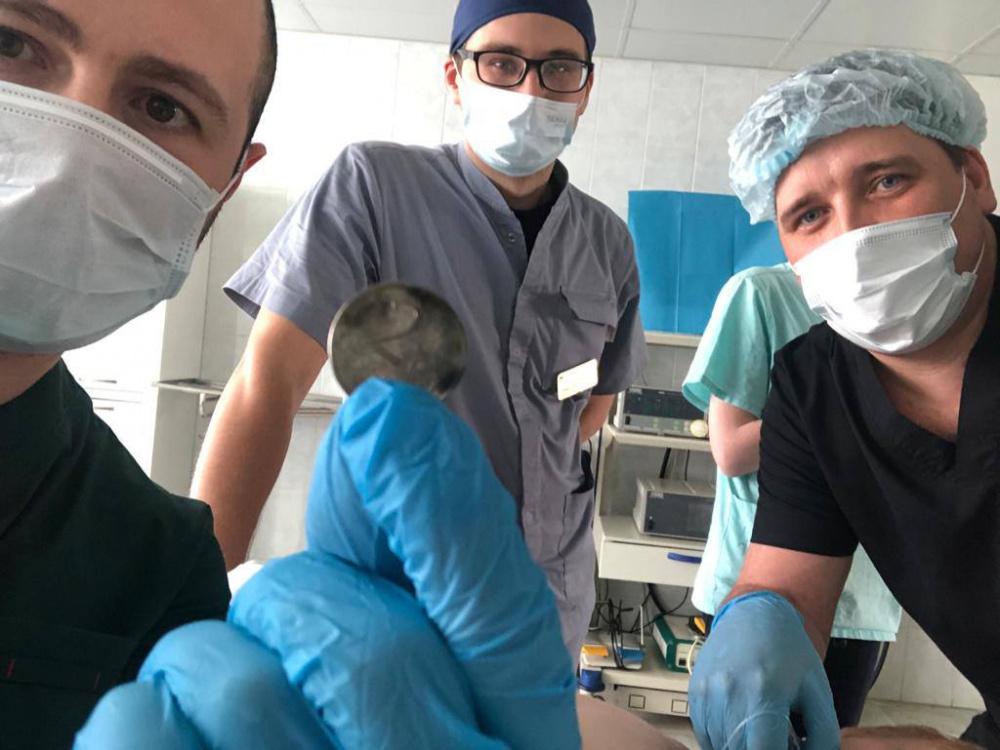 Новороссийские врачи достали двухрублевую монету из пищевода малыша