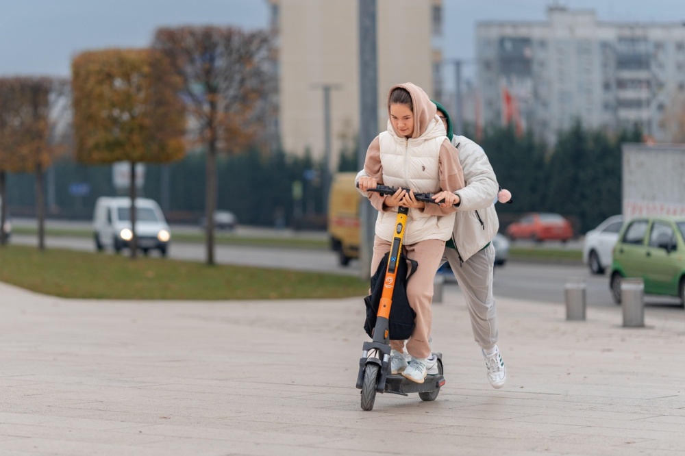 В Сочи неопытная самокатчица сбила прохожую