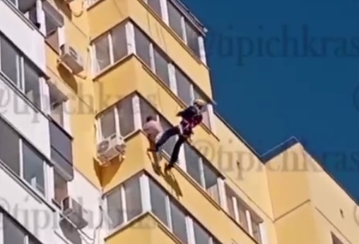 Сотрудники МЧС и медики спасали повисшего на балконе 14 этажа жителя Краснодара
