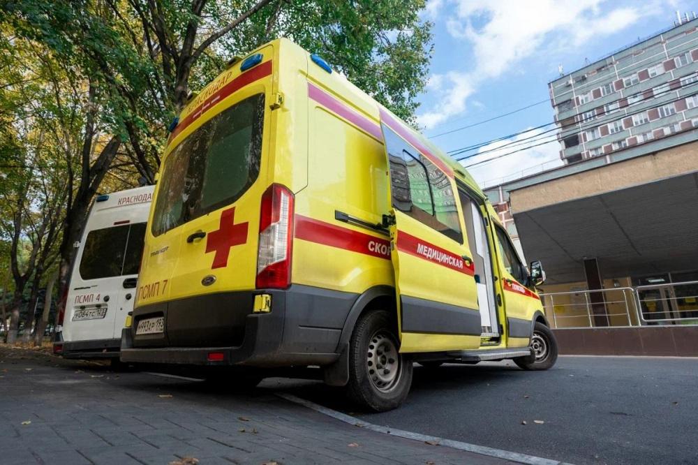 Скорая помощь в Краснодаре не смогла добраться на вызов к тяжелобольному пациенту из-за припаркованных машин