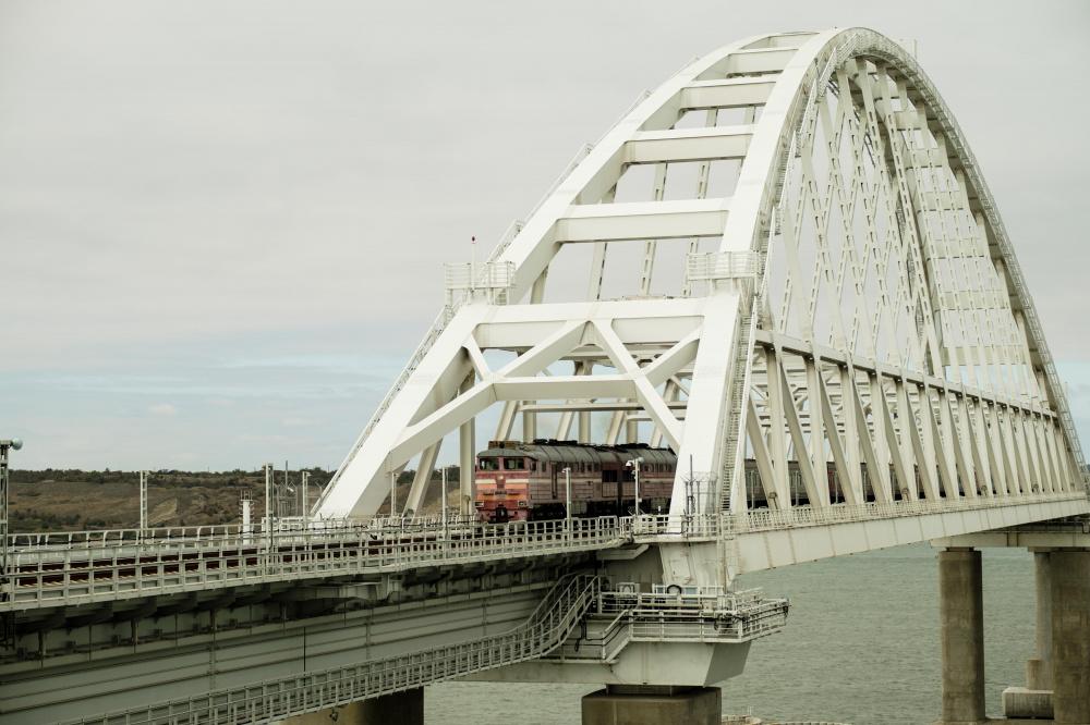 Движение автомобилей по Крымскому мосту приостановили