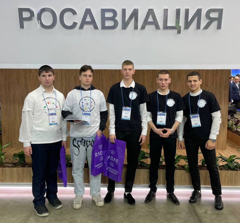 Лучшие студенты трех ссузов Кубани изучили гражданскую авиацию на выставке NAIS 2024