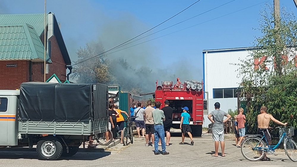 В Крымске горят склады на площади 250 кв. м