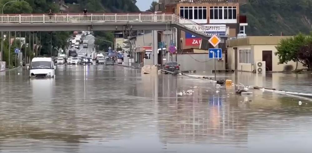 Трасса Джубга-Сочи ушла под воду после ливня 