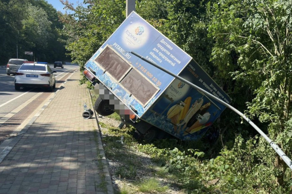 Грузовик вылетел с трассы в Геленджике, пострадал подросток